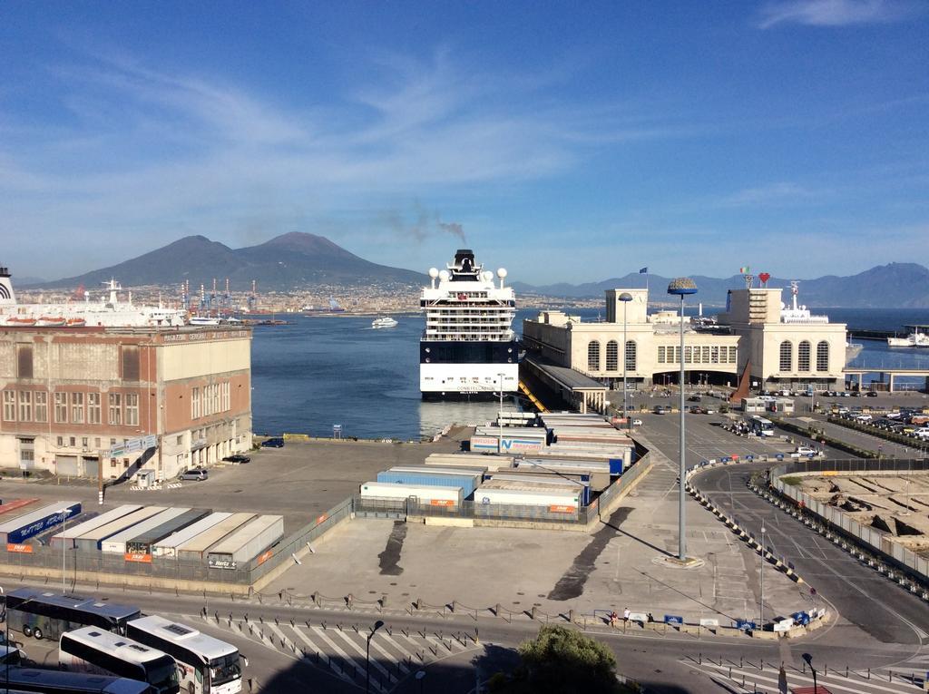 Skyhouse Beverello Naples Bilik gambar