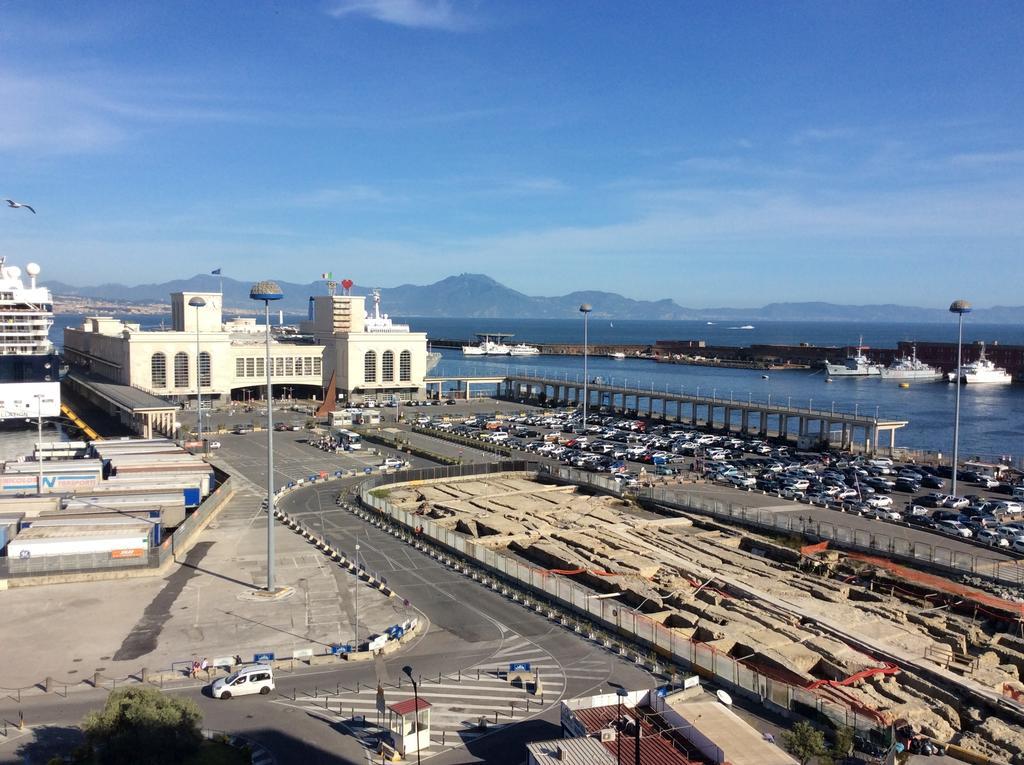 Skyhouse Beverello Naples Bilik gambar