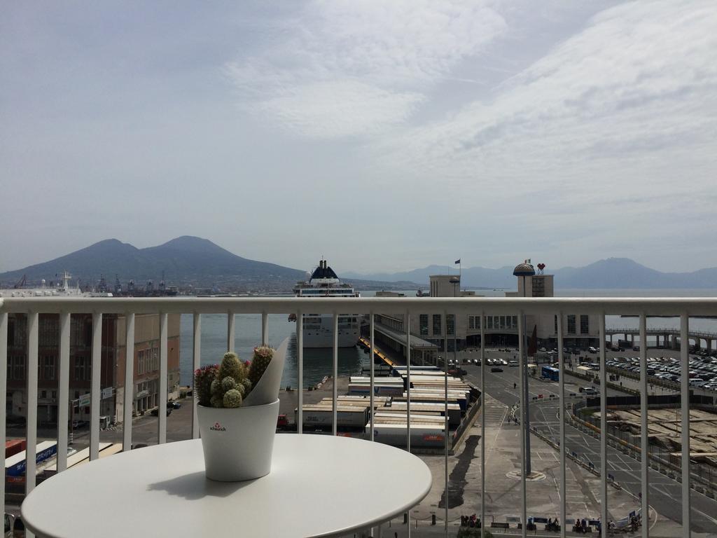 Skyhouse Beverello Naples Bilik gambar